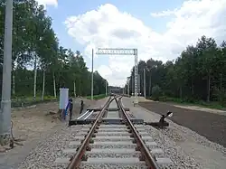 Rozjazd linii kolejowej nr 182 (w lewo) i 705 (w prawo) w trakcie modernizacji. Widoczne są słupy oraz bramki na których wkrótce zamontowana zostanie sieć trakcyjna.