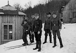 Żołnierze niemieccy i chłopiec na nartach – granica Generalnego Gubernatorstwa z Węgrami (1939–1945)