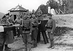 Stojący przy szlabanie żołnierze SS oraz żołnierze węgierscy – granica Generalnego Gubernatorstwa z Węgrami (1941)