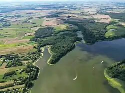 Dwie płytkie zatoki w pobliżu wsi Liksajny