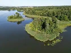 Dwie nienazwane wyspy w zachodniej zatoce