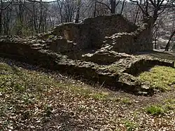 Ruiny średniowiecznej kaplicy w Komló