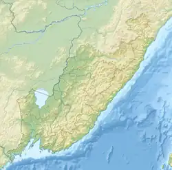 Mapa konturowa Kraju Nadmorskiego, po lewej znajduje się owalna plamka nieco zaostrzona i wystająca na lewo w swoim dolnym rogu z opisem „Chanka”