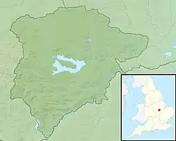 Mapa konturowa Rutlandu, w centrum znajduje się owalna plamka nieco zaostrzona i wystająca na lewo w swoim dolnym rogu z opisem „Rutland Water”