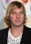 Ryan Hansen jako Dick Casablancas