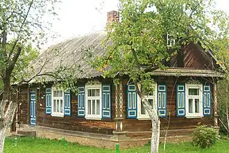 Przykład tradycyjnego budownictwa drewnianego w Rybołach