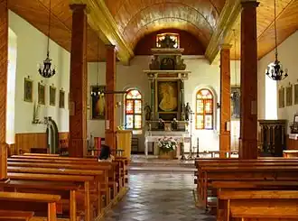 Wnętrze z ołtarzem