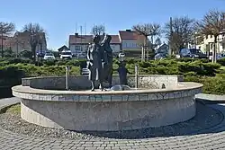 Rynek, fontanna z pomnikiem Pogórzańska Penelopa