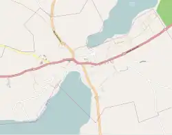 Mapa konturowa Rynu, w centrum znajduje się ikonka zamku z wieżą z opisem „Zamek w Rynie”