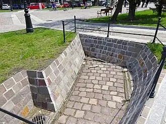 Wyeksponowane po remoncie w 2015 roku, stare tory tramwajowe na Rynku Podgórskim