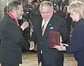 Prezydent Lech Kaczyński (noszący rozetkę Orderu Orła Białego) odznacza Ryszarda Bugaja (2007).