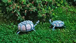 „Żółwie”(brąz patynowany, otoczak granitowy, 2005)