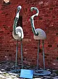 „Flamingi”(brąz patynowany, otoczak granitowy, 1996)
