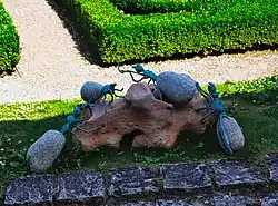 „Mrówki”(brąz patynowany, otoczak granitowy, 2007)