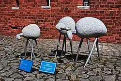 „Owce”(aluminium, otoczak granitowy, 2006)