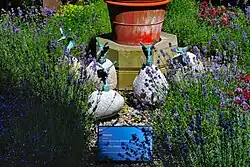 „Perkozy”(brąz patynowany, otoczak granitowy, 2005)