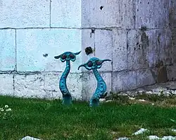 „Sowy”(brąz patynowany, kamień, 1995)