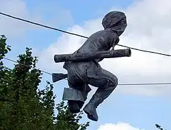 wisząca rzeźba w galerii artysty w Poczesnej