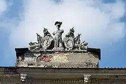 Fronton z herbami w panopliach