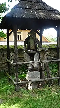 Rzeźba Władysława Orkana przy kościele