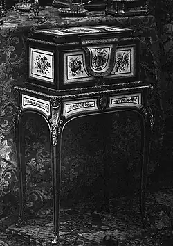 Szkatułka na klejnoty na nóżkach z porcelanowymi plakietami z Sèvres, po 1774 r.