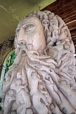 Drewniana rzeźba w atelier (2009)