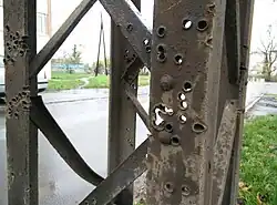 słup_z_przestrzelinami