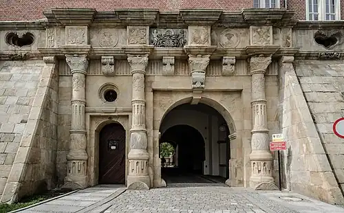 Brama z herbem Śląska i wizerunkami Fryderyka II i jego żony Zofii