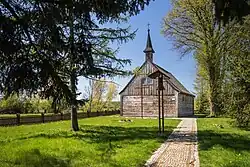 Widok od prezbiterium z dzwonnicą