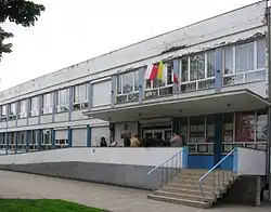 fragment fasady budynku szkoły z wejściem głównym
