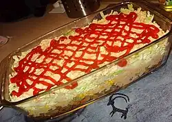 zdjęcie klasycznej kompozycji sałatki z opcjonalnym ketchupem na wierzchu