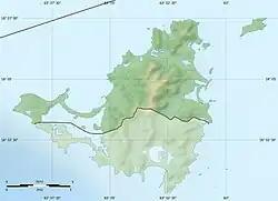 Mapa konturowa Saint-Martin, blisko górnej krawiędzi nieco na lewo znajduje się punkt z opisem „Anguilla Channel”