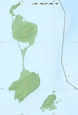 Mapa konturowa Saint-Pierre i Miquelon, blisko dolnej krawiędzi nieco na prawo znajduje się punkt z opisem „Saint-Pierre”