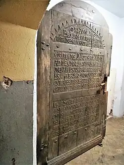 Drzwi kruchty z inskrypcją