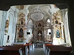 Wnętrze z ołtarzami