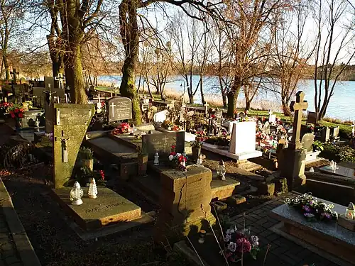 Fragment cmentarza przykościelnego