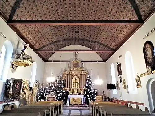 Wnętrze z ołtarzem