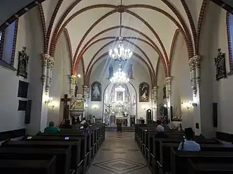 Wnętrze z ołtarzem