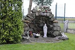Grota maryjna obok kościoła