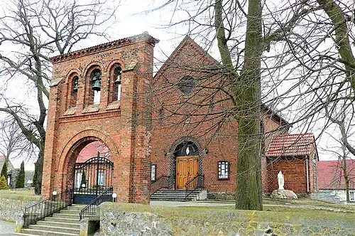 Elewacja frontowa z dzwonnicą