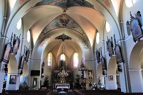 Wnętrze z ołtarzem