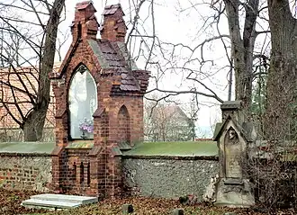 Neogotycka kapliczka w murze