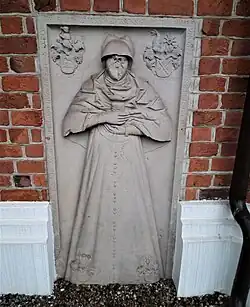 Płyta nagrobna przy elewacji zewnętrznej