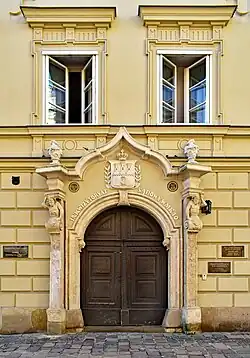 Brama pałacu od ul. Kanoniczej.