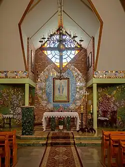 Kościół NMP Matki Miłosierdzia – prezbiterium