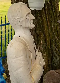 Figura Stefana Gwiazdy przed kapliczką