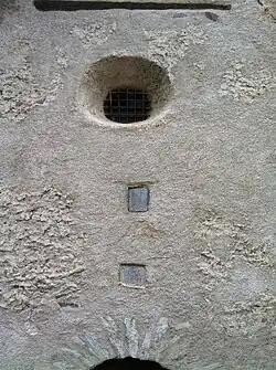 Okno w fasadzie oraz tabliczki pamiątkowe