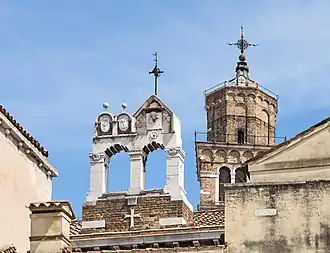 Górna część fasady i kampanili