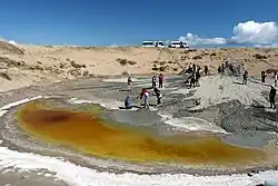 Grupa turystów na wulkan błotnym Bakhar w rejonie Qobustan
