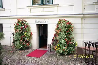 Wejście do restauracji znajdującej się w pałacu